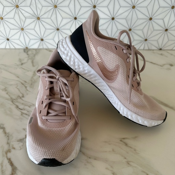 Nike Women's Revolution 5 Athletic Shoe-BQ3207-600, Size 9.5 - Picture 2 of 10